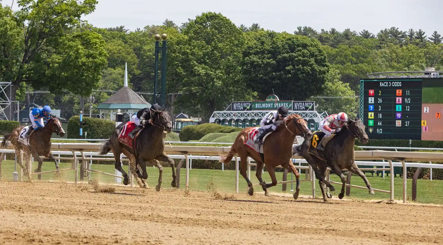 Thoroughbreds racing down the stretch on the dirt at Saratoga